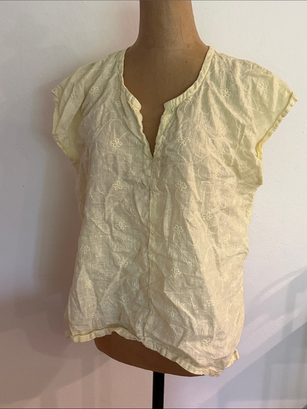 CP Shades sz S Light Yellow Embroidered Cap Sleeve Women's Top linen great cond